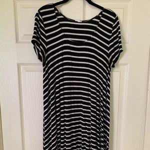 Black and white short sleeve dress